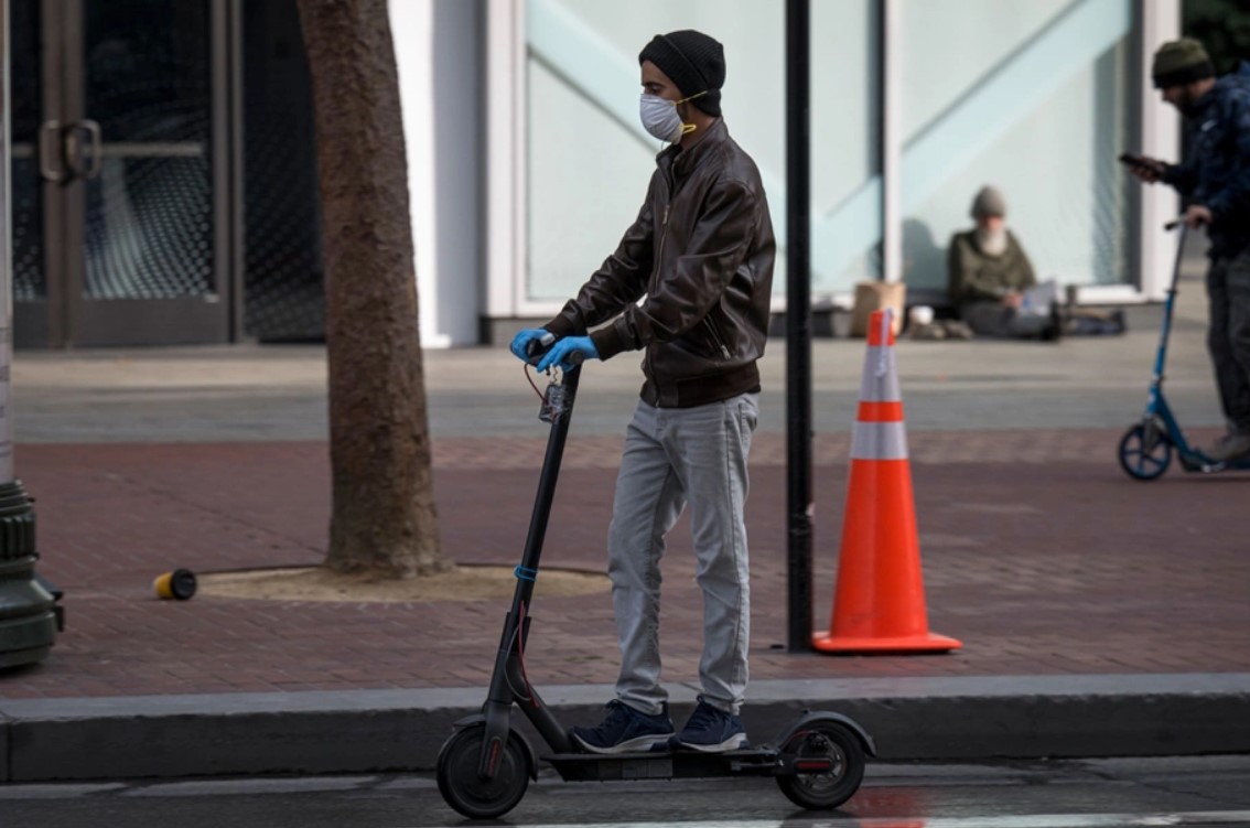 Is there room for scooters in a pandemic? We may find out. David Paul Morris/Bloomberg - πηγή: https://www.citylab.com/perspective/2020/04/electric-scooters-coronavirus-bird-lime-bikesharing/610060/?utm_source=hootsuite&utm_medium=facebook&utm_term=&utm_content=194e4ce4-4fd8-439f-a61e-2b607c7b6fd0&utm_campaign=General