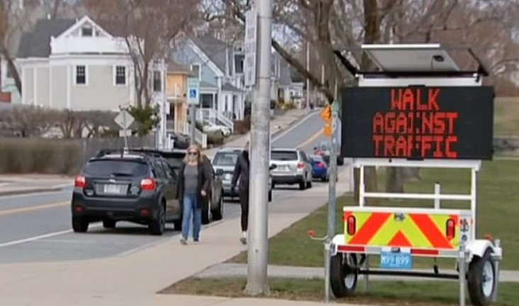 Police in Beverly, in the north of the city, have mandated that locals who are walking opposite directions along bustling Lothrop Street must now use separate sidewalks so that they are not brushing up against one another Εικόνα: Fox News