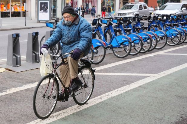 Ποδηλάτης στη Νέα Υόρκη https://ecf.com/news-and-events/news/cities-actions-are-key-cycle-through-and-beyond-crisis?fbclid=IwAR2KjkabE0twg342Eq9EyC7o_yacfo14J5404NZLNd3Z5QvwiPPrz9mN4A0