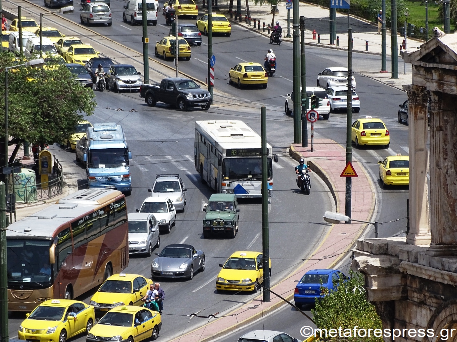 πηγή εικόνας: metaforespress.gr https://www.metaforespress.gr/autokinitodromoi/%CE%BA%CE%B1%CE%BC%CF%80%CE%B1%CE%BD%CE%AC%CE%BA%CE%B9-%CE%B1%CF%80%CF%8C-%CF%84%CE%BF%CF%85%CF%82-%CF%83%CF%85%CE%B3%CE%BA%CE%BF%CE%B9%CE%BD%CF%89%CE%BD%CE%B9%CE%BF%CE%BB%CF%8C%CE%B3/