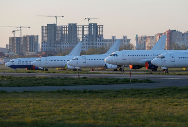 A view shows old airplanes at the Kiev International Airport in Kiev, Ukraine April 8, 2020. REUTERS/Gleb Garanich - πηγή: https://www.in.gr/2020/05/02/economy/diethnis-oikonomia/o-koronaios-kovei-ta-ftera-ton-aeroporikon-poies-etairies-kolossoi-zitoun-kratiki-voitheia/