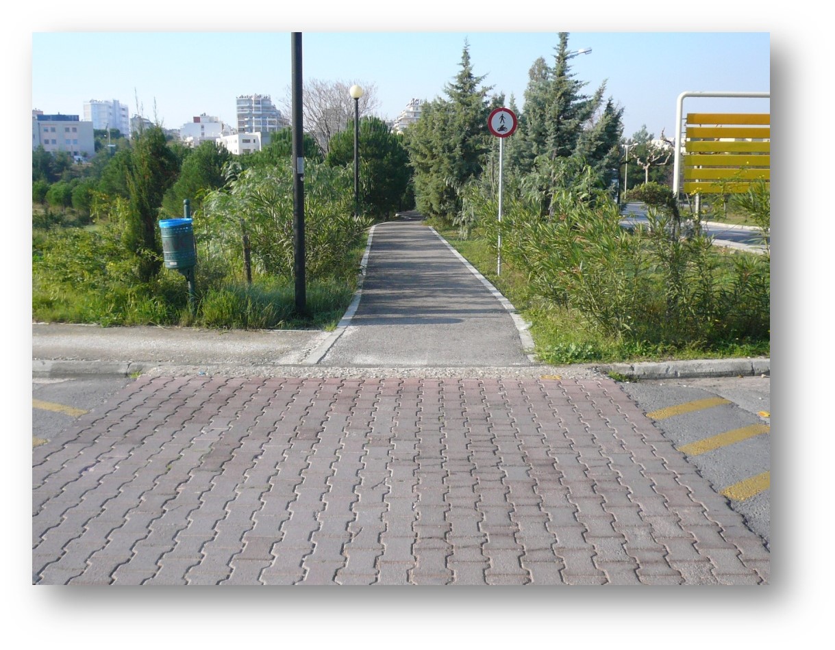 Εικόνα 4. Ανυψωμένη διάβαση ποδηλάτου στην Πολυτεχνειούπολη Ζωγράφου. Πηγή: smu.edu.gr 